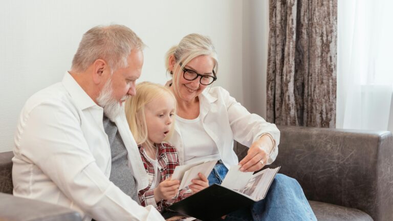 Les seniors : indispensables et maltraités