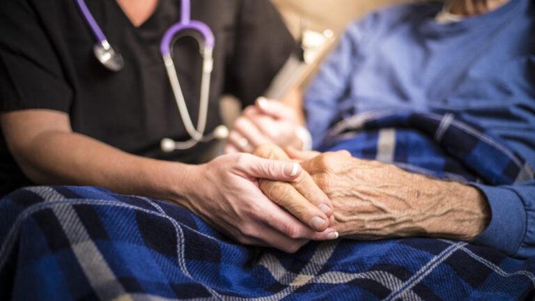 Le droit à l’aide à mourir ne doit pas occulter les carences du système de santé
