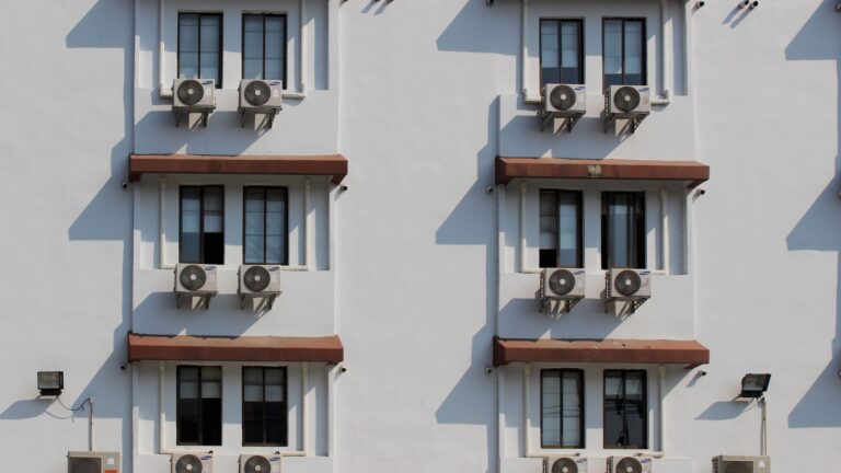 La maison brûle et ils veulent nous faire jeter de l’huile sur le feu