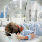 bébé en couveuse