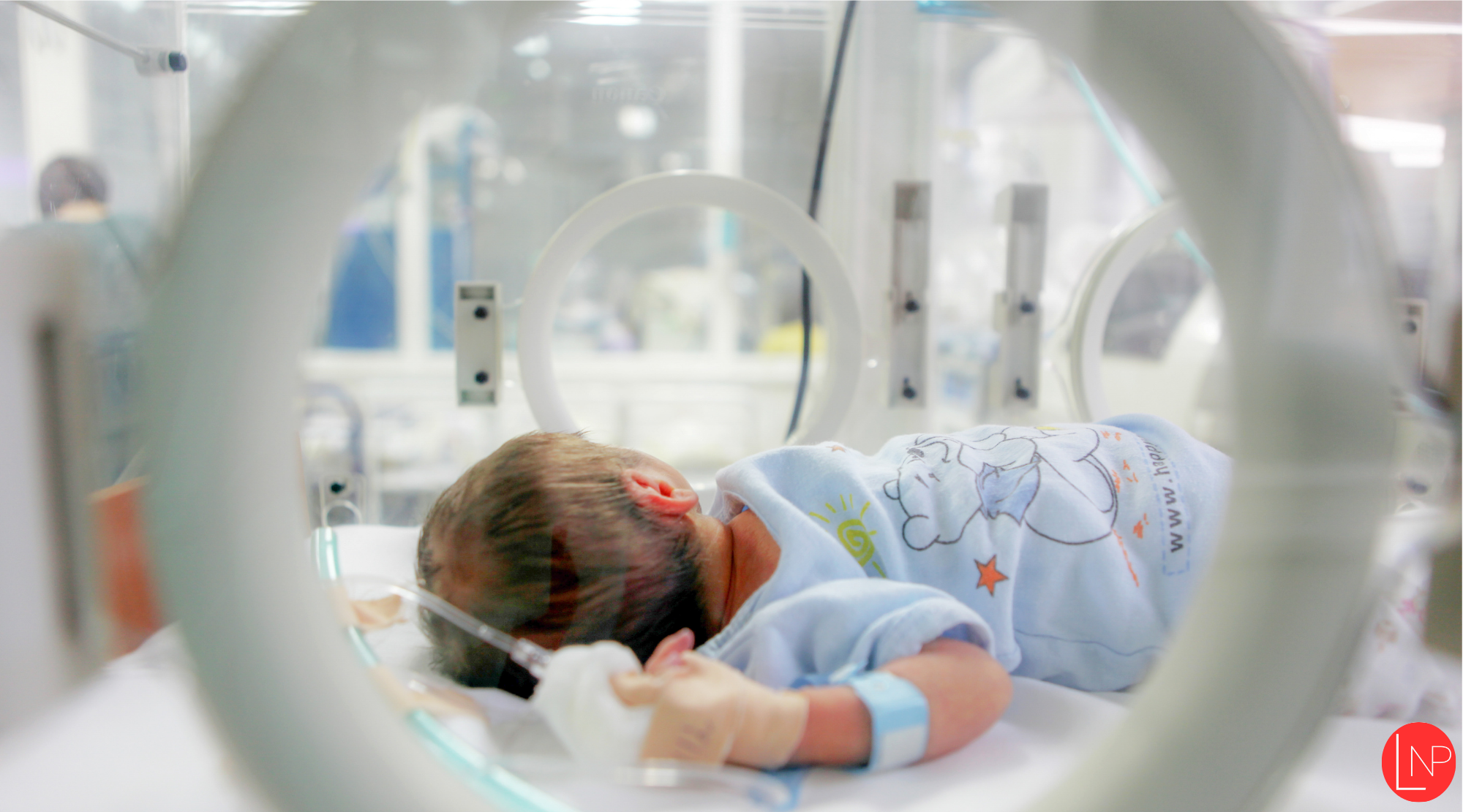 bébé en couveuse