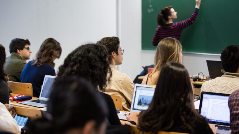 Dossier rentrée (4/4) – IA à l’école : un outil pour personnaliser et émanciper, pas pour surveiller ni privatiser
