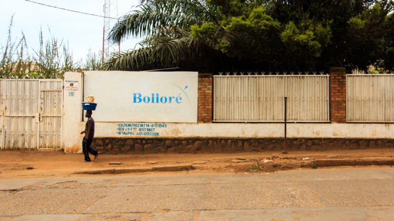 Groupe Bolloré : un empire qui alimentait l’exil avant de le stigmatiser ?