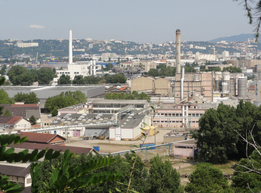 Vue de la vallée de la chimie à Saint-Fons, dans le Rhône, où se concentrent plusieurs sites industriels touchés par la pollution aux PFAS.