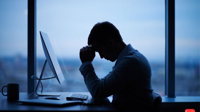 Épuisés puis accusés : comment la santé mentale est instrumentalisée contre les travailleurs