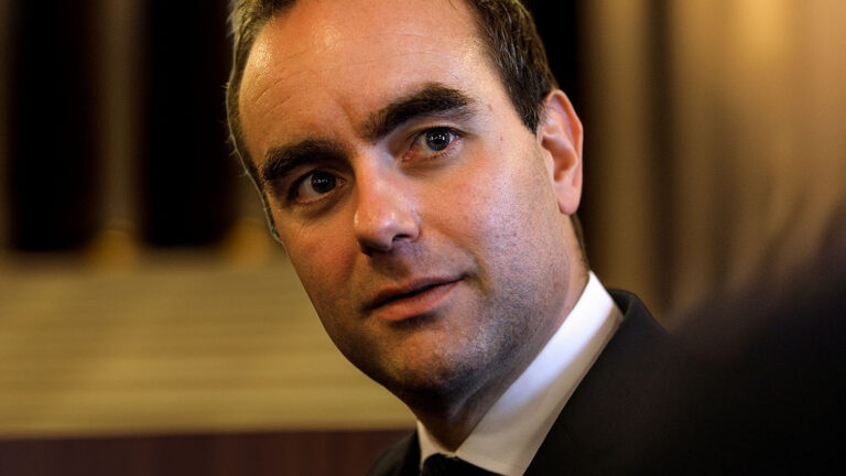 Pour Noël, le cadeau empoisonné de Lecornu aux plus précaires