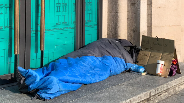 Froid, rue et indifférence : la France face à son échec moral