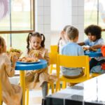 « Enfants déjeunant à la cantine scolaire, illustration de la cantine gratuite pour tous à l’école primaire »