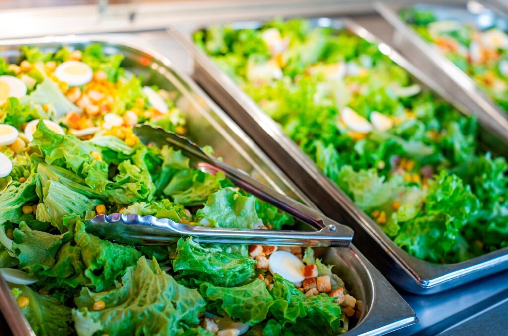 « Buffet de salades en cantine scolaire, exemple de repas équilibré dans une cantine gratuite »
