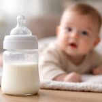 Biberon avec bébé en arrière-plan