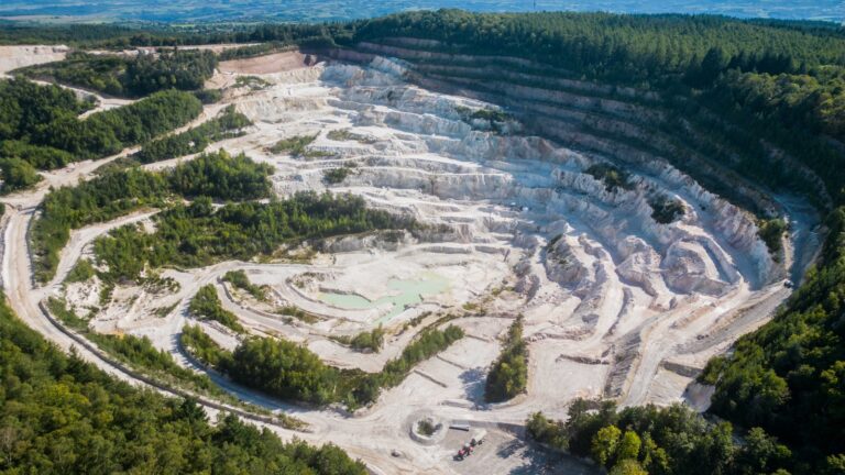 Voitures électriques, éoliennes, batteries : vers une réouverture des mines en Europe