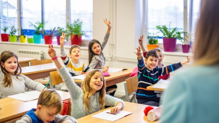 Moins d’élèves, moins d’enseignants : le choix absurde qui pourrait coûter cher à l’école