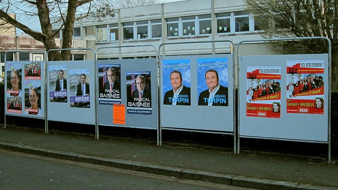 Tableau avec affiches élections municipales