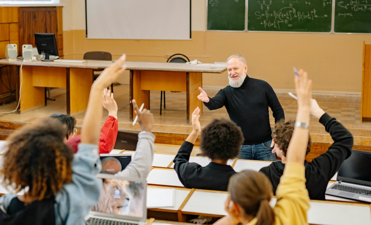 Professeur devant sa classe