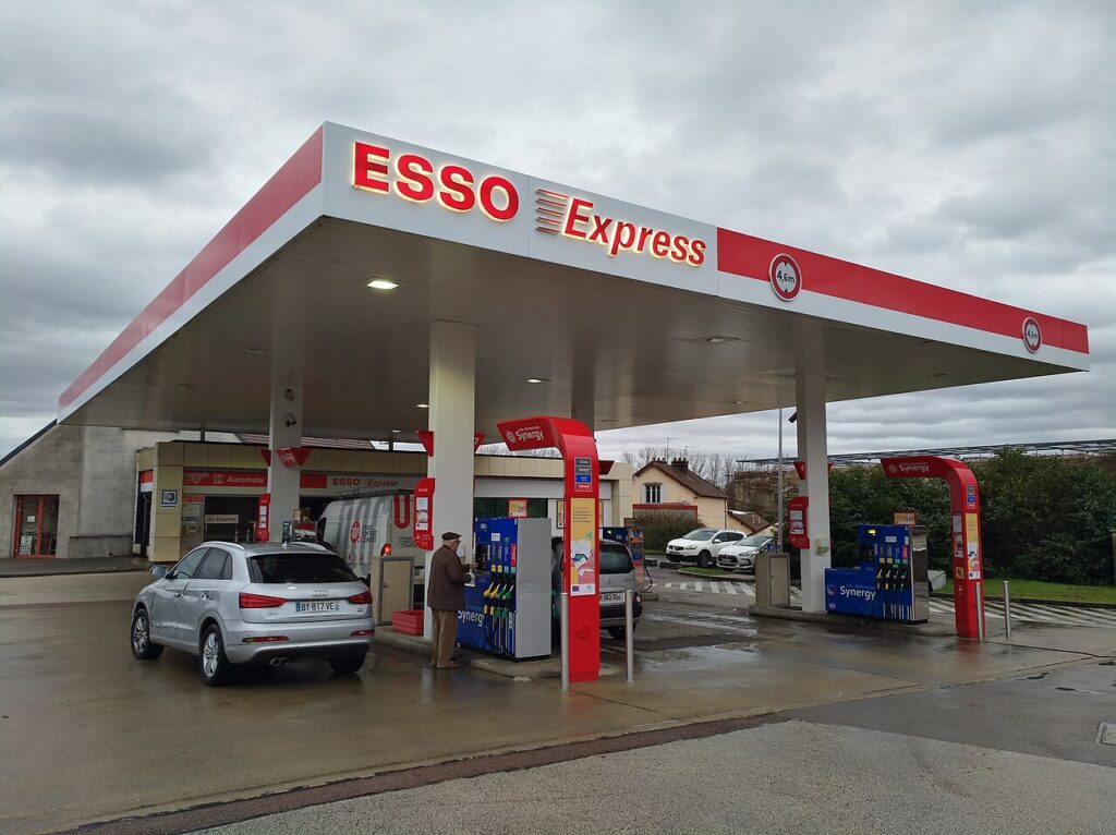 Station service Esso à Dole (Jura, France).
