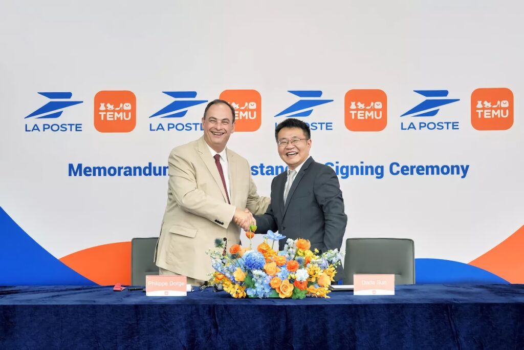 Philippe Dorge, directeur général adjoint de La Poste, et Sun Qin, président de Temu, ont signé leur partenariat en Chine, en octobre 2025.