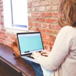 Ecrivain devant son ordinateur