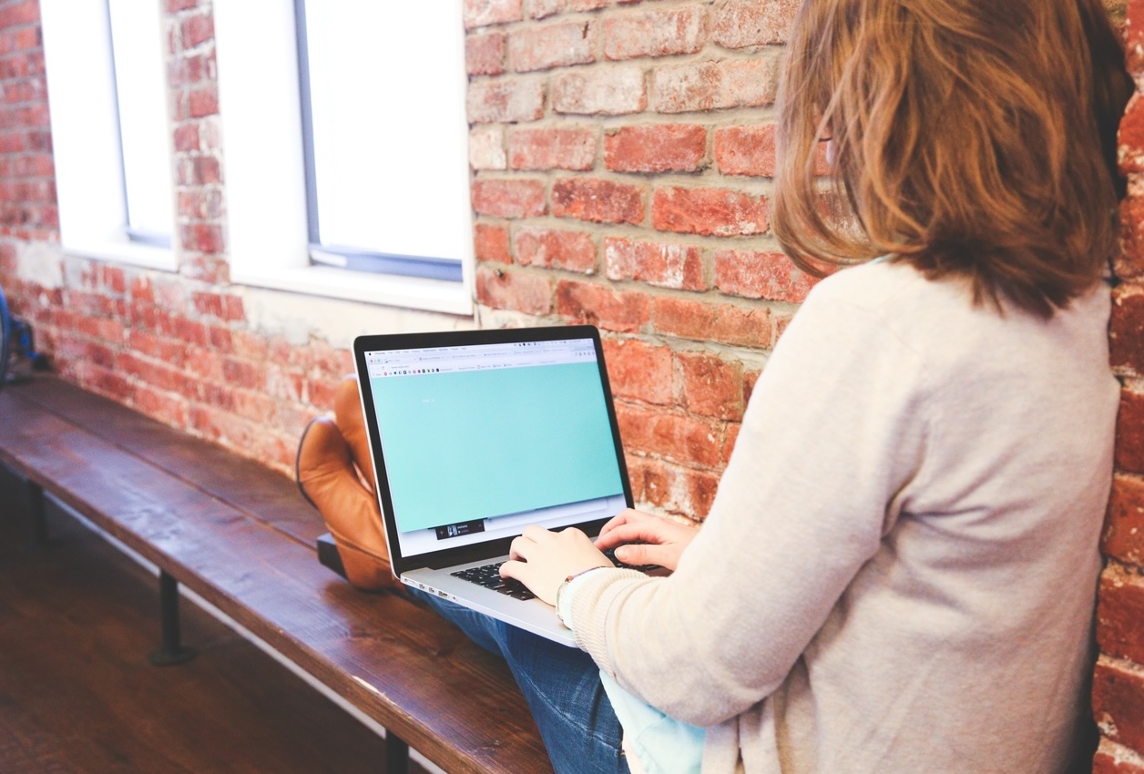 Ecrivain devant son ordinateur