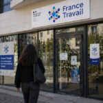 Personne rentrant dans une agence de France Travail