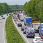Autoroute avec de nombreux poids lourds