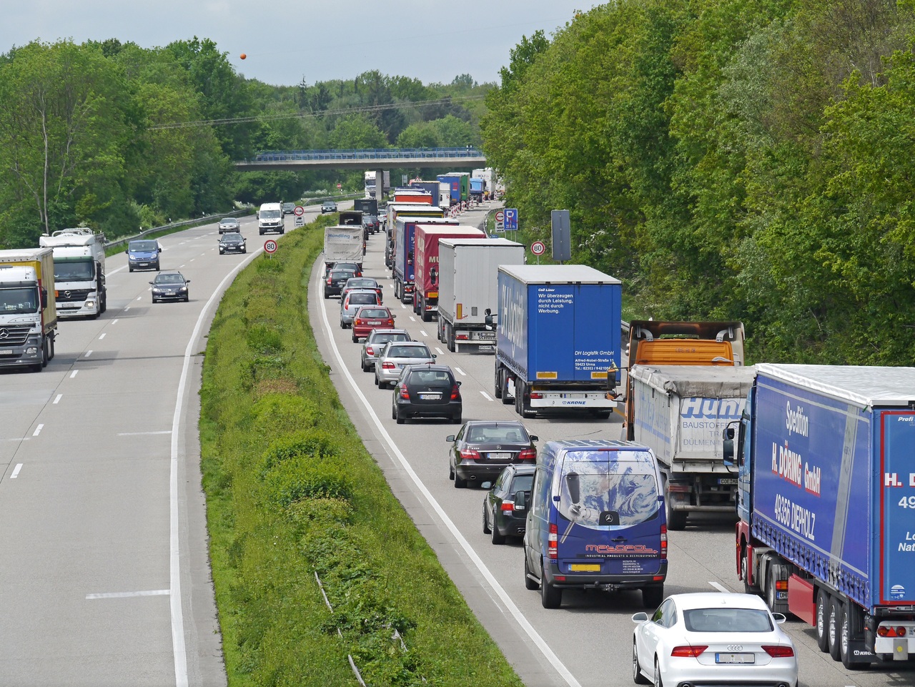 Autoroute avec de nombreux poids lourds