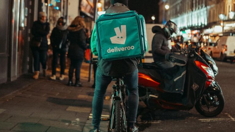 Ubérisation du travail : la machine à fabriquer des travailleurs sans droits