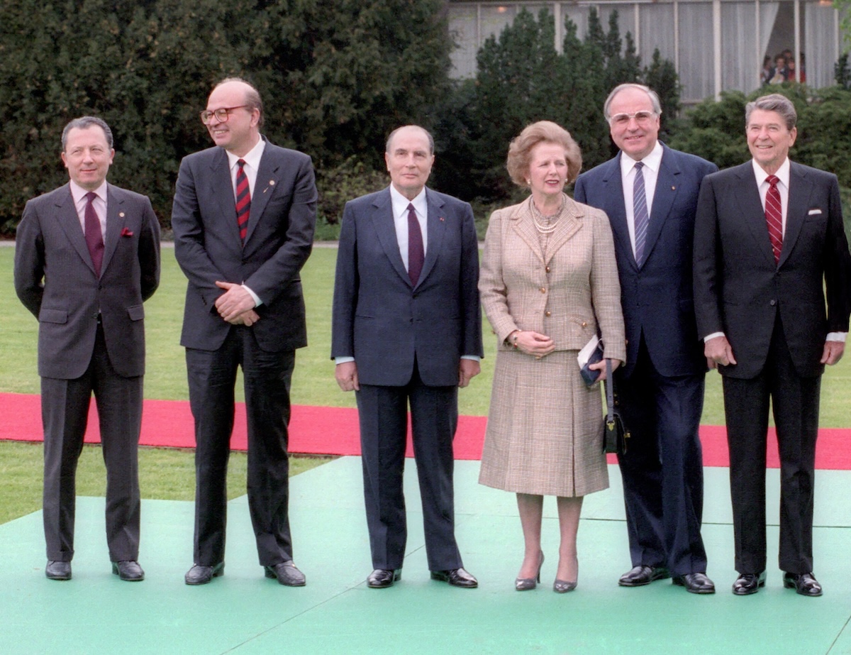 Jacques Delors, alors président de la commission européenne, Bettino Craxi, président du conseil italien, Francois Mitterrand, président de la République française, Margaret Thatcher, première ministre anglaise, le chancelier allemand Helmut Kohl et le président américain Ronald Reagan réunis en 1985 à Bonn. (White House Photographic Collection)