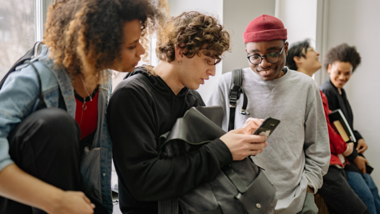 Pronote, Parcoursup, ENT : pourquoi l&rsquo;interdiction du smartphone pose problème