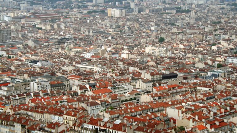 Le logement social livré aux maires : c’est Noël en juin pour le RN