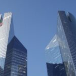 Tours société générale à la Défense. Photo Nationaliser les banques est indispensable pour sauver le climat Il paraît de plus en plus difficile de prétendre réussir la transition écologique quand les grandes banques continuent d’injecter des milliards dans les énergies fossiles. Un changement radical vers des méthodes de financement plus vertueuses doit être envisagé. Ou plutôt, imposé. En pleine accélération du dérèglement climatique, les grandes banques mondiales continuent de financer massivement les énergies fossiles. Année après année, les rapports s’accumulent, les promesses « vertes » aussi, mais les milliards continuent de couler vers le pétrole et le gaz. Ainsi que le révèle le dernier rapport de Reclaim Finance, Banking on Climate Chaos, qui vient d’être publié. Les 65 plus grandes banques de la planète ont encore injecté 906 milliards de dollars dans les énergies fossiles en 2025. Plus de la moitié de ces financements concernent même de nouveaux projets, totalement incompatibles avec l’objectif de limiter le réchauffement climatique à 1,5°C . La France n’échappe pas à cette contradiction permanente. Certes, les banques françaises ont légèrement réduit leurs investissements dans le fossile entre 2024 et 2025, passant de 18 à 16 milliards de dollars. Mais comment parler de « transition » quand ces mêmes établissements continuent de soutenir des pipelines, des infrastructures gazières ou TotalEnergies ? À elle seule, la Société Générale a investi 9,4 milliards de dollars dans les énergies fossiles en 2025, devenant le premier soutien bancaire de TotalEnergies. Cette situation n’est pas une anomalie du système. Elle est le système. Tant que les banques resteront gouvernées par la logique du rendement financier immédiat, la transition écologique restera un discours sans moyens réels. Une banque privée n’a pas pour mission première de protéger le climat, de réduire les émissions de CO₂ ou d’organiser la sobriété énergétique. Sa fonction est de maximiser la rentabilité pour ses actionnaires. Même lorsqu’elle finance des projets « verts », elle le fait parce qu’ils deviennent profitables, non parce qu’ils sont nécessaires. Voilà pourquoi la transition écologique ne pourra jamais être pleinement pilotée par les marchés financiers privés. Le climat ne peut dépendre des intérêts des actionnaires Depuis des décennies, les gouvernements européens prétendent « orienter » les investissements grâce à des incitations fiscales, des normes ou des mécanismes de marché. Le résultat est sous nos yeux. Malgré les discours sur la finance durable, les grandes banques continuent de soutenir massivement les secteurs les plus émetteurs. Car la logique financière est incompatible avec les besoins d’une transition rapide et planifiée. Rénover des millions de logements, développer massivement le ferroviaire, relocaliser certaines productions industrielles, construire des infrastructures énergétiques renouvelables, transformer les réseaux électriques ou financer le ferroutage demande des investissements gigantesques, parfois peu rentables à court terme mais indispensables collectivement. Le secteur privé hésite, ralentit ou sélectionne uniquement les projets les plus profitables. Or une véritable transition écologique suppose exactement l’inverse : une vision de long terme et une capacité à orienter le crédit selon l’intérêt général. C’est précisément ce qu’avaient compris les gouvernements issus du Conseil national de la Résistance après la Seconde Guerre mondiale. Durant les Trente Glorieuses, les grandes banques françaises nationalisées jouaient un rôle stratégique dans la reconstruction et l’orientation de l’économie. Le crédit servait à financer les infrastructures, l’industrie, le logement ou les grands projets publics. L’argent devenait un outil politique au service d’objectifs collectifs. Aujourd’hui, cette capacité de pilotage a été abandonnée aux marchés. Reprendre le contrôle du crédit Nationaliser les grandes banques ne signifie pas confisquer l’épargne des Français ou placer chaque décision sous contrôle bureaucratique. Cela signifie reprendre démocratiquement le pouvoir sur l’allocation du crédit. Car le crédit est un levier immense. Une banque décide quels secteurs se développent et lesquels déclinent. Lorsqu’elle finance un pipeline plutôt qu’une ligne ferroviaire, un terminal gazier plutôt qu’un réseau de rénovation thermique, elle façonne concrètement l’économie de demain. Laisser ce pouvoir aux seuls intérêts privés revient à accepter que la transition écologique reste secondaire tant qu’elle ne garantit pas des profits suffisants. Une banque publique écologique pourrait au contraire fixer des priorités claires : financer massivement les énergies renouvelables, accélérer la rénovation thermique des bâtiments, soutenir les transports ferroviaires et le ferroutage, accompagner la reconversion industrielle, aider les collectivités à adapter leurs infrastructures aux canicules et aux inondations, ou encore développer une agriculture moins dépendante des intrants fossiles. Elle pourrait également proposer des prêts à taux très faibles pour les projets compatibles avec les objectifs climatiques et soucieux de l’environnement, tout en réduisant progressivement les financements aux activités les plus polluantes. Ce serait une rupture profonde avec le modèle actuel, où les banques privées continuent de financer les hydrocarbures tout en vantant leurs « engagements verts » dans leurs campagnes publicitaires. Une planification écologique impossible sans outil financier public La transition écologique n’est pas uniquement une affaire de technologie ou de comportements individuels. C’est une transformation structurelle de l’économie entière. Et aucune transformation historique de cette ampleur ne s’est faite sans intervention publique massive. Les partisans du « tout-marché » promettent depuis trente ans que la finance privée finira naturellement par se détourner des énergies fossiles. Les chiffres prouvent exactement l’inverse. Même face à l’urgence climatique, les banques continuent de privilégier les secteurs les plus rentables à court terme. Cette incapacité du système financier à répondre à l’intérêt général pose une question démocratique fondamentale : qui doit décider des investissements qui façonnent notre avenir collectif ? Les conseils d’administration des grandes banques ou la société elle-même ? Le faut de nationaliser les banques ne réglerait évidemment pas tout à lui tout seul. Mais sans maîtrise publique du crédit, la planification écologique restera un slogan vidé de sa substance. Comment prétendre organiser la bifurcation énergétique quand les principaux circuits financiers restent pilotés par les intérêts des marchés ? Le paradoxe est devenu absurde : les États annoncent des objectifs climatiques ambitieux pendant que les banques qu’ils refusent de contrôler continuent d’alimenter le problème. À un moment, il faudra choisir. Soit continuer à confier l’avenir climatique aux logiques financières privées qui ont largement contribué à la crise actuelle. Soit considérer enfin que le système bancaire est un bien stratégique, aussi essentiel que l’énergie, l’eau ou les transports. Parce qu’au fond, la question est simple : à quoi doit servir une banque ? À enrichir des actionnaires ou à financer l’avenir collectif ? (Photo Olivier Passalacqua – CC) Notes 1 - Franceinfo, juin 2026, Financement des énergies fossiles : les banques françaises ont diminué leur soutien en 2025, à l'exception de la Société Générale. 2 - Le Monde, juin 2026, Les banques françaises réduisent leur soutien aux énergies fossiles. (Photo Olivier Passalacqua)
