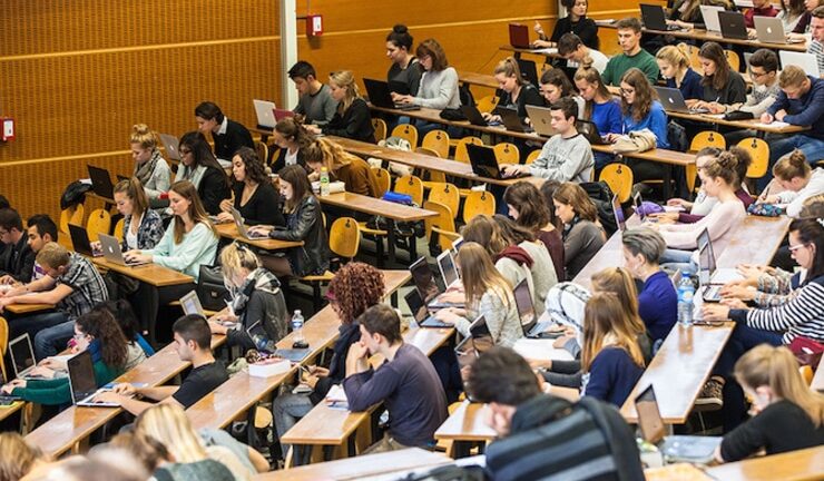 Licence à 900 euros, master à 1300 euros : le scénario noir de la sélection et de l&rsquo;endettement des étudiants
