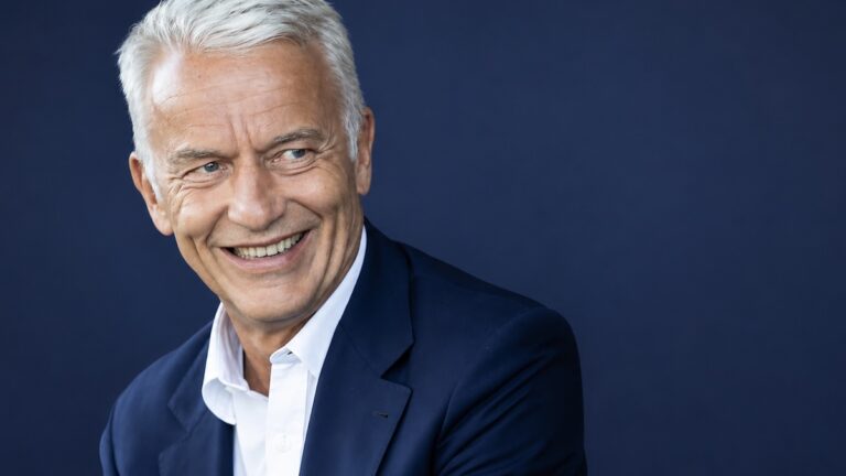 Le Medef ou l&rsquo;art de soigner les fractures sociales au marteau