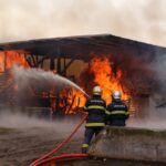 Sapeurs pompiers qui luttent contre l'incendie d'un bâtiment
