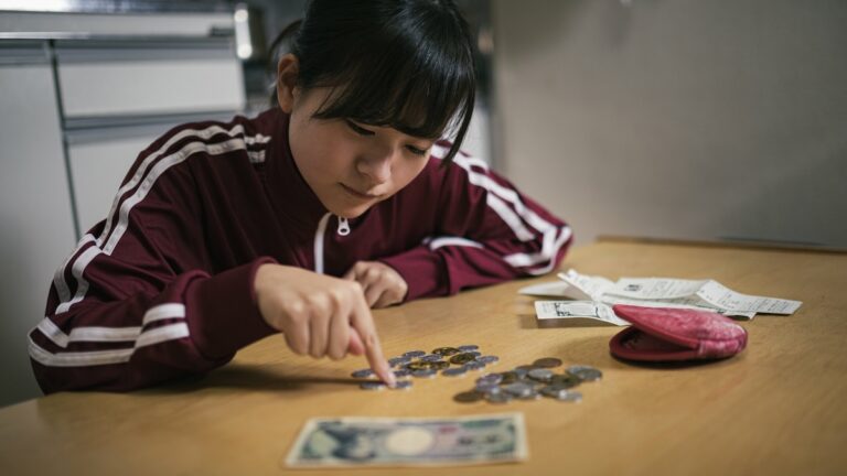 Cette année, l’école apprendra à gérer son argent. Mais apprendra-t-elle à mieux et moins consommer ?