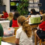 Élèves assis dans une salle de classe