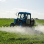 Tracteur en train de répandre des pesticides