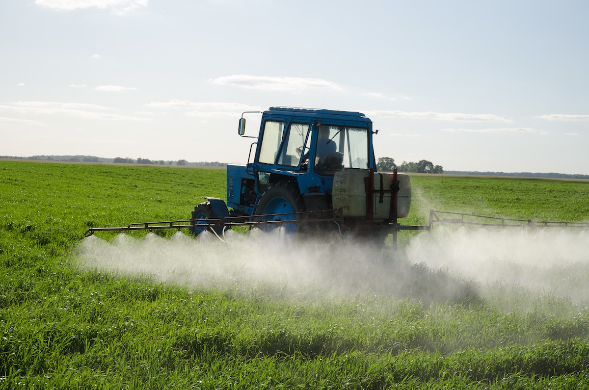 Tracteur en train de répandre des pesticides