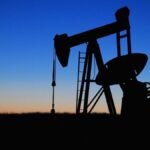 Puit de pétrole à contre-jour