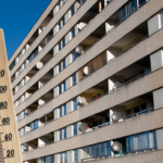Illustration canicule grands immeubles /ensembles