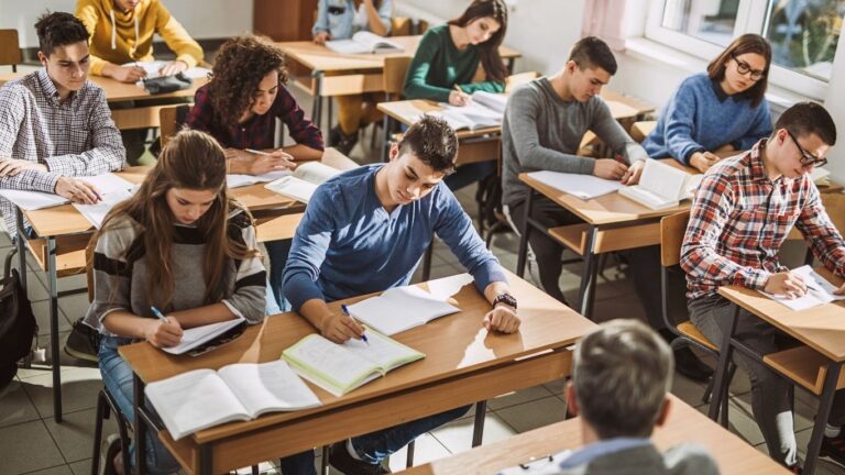 Économie : qui décide de ce que nos enfants doivent apprendre ?