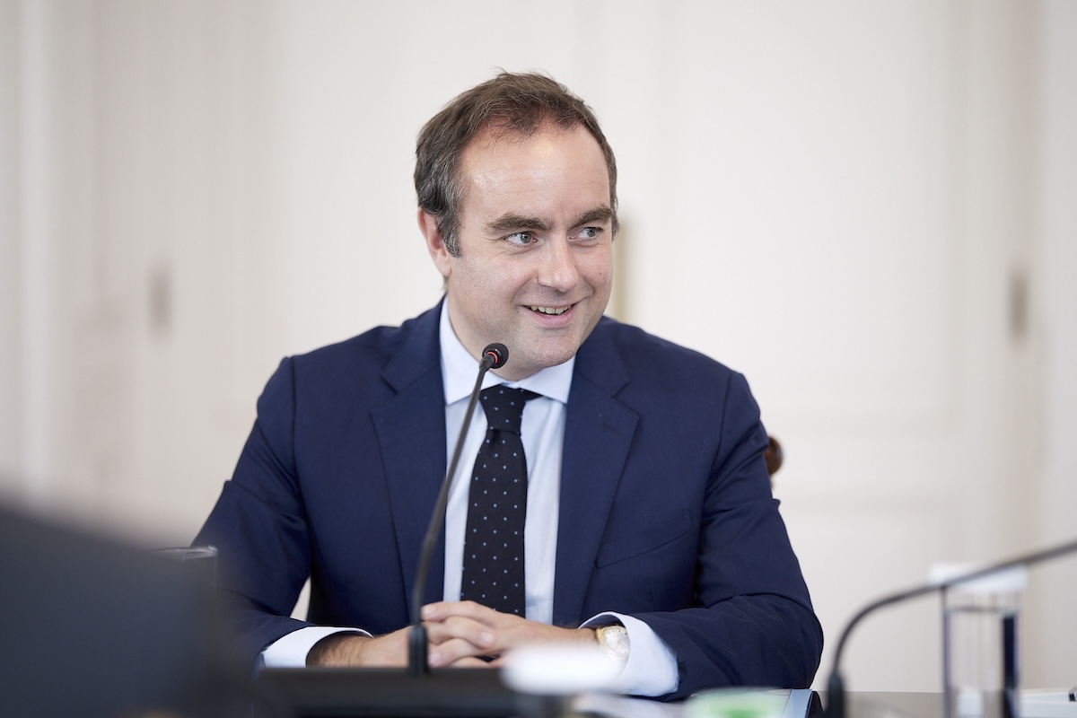 Photo de Sébastien Lecornu souriant