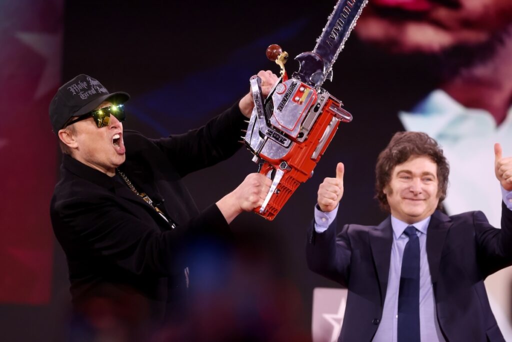 Elon Musk vient de recevoir une tronçonneuse, symbole des coupes claires à faire dans la fonction publique, des mains du président argentin, Javier Milei. (Photo Gage Skidmore from Surprise, AZ, United States of America – CC)