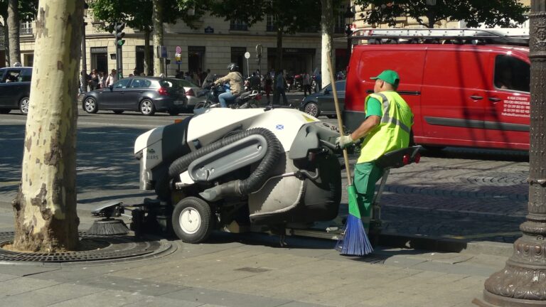 Trop nombreux, trop absents, trop payés ? Le procès des fonctionnaires à l’épreuve des faits