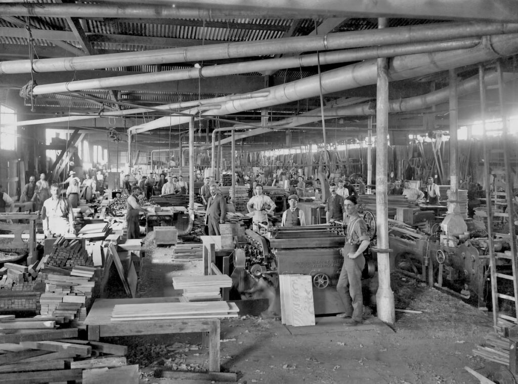 Usine de construction de meubles en 1913. (Photo CC)