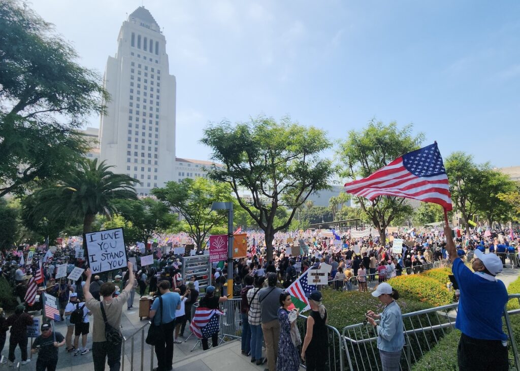Los Angeles, 14 juin 2025. Des milliers d'Américains participent à la mobilisation « No Kings », organisée contre la politique de Donald Trump, notamment ses opérations anti-immigration et son recours à l'armée face aux manifestations. (Photo ItalianAce - CC)