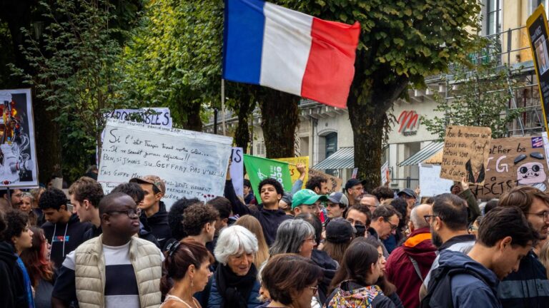 Ces vitrines brisées qui éclipsent les fissures de la société